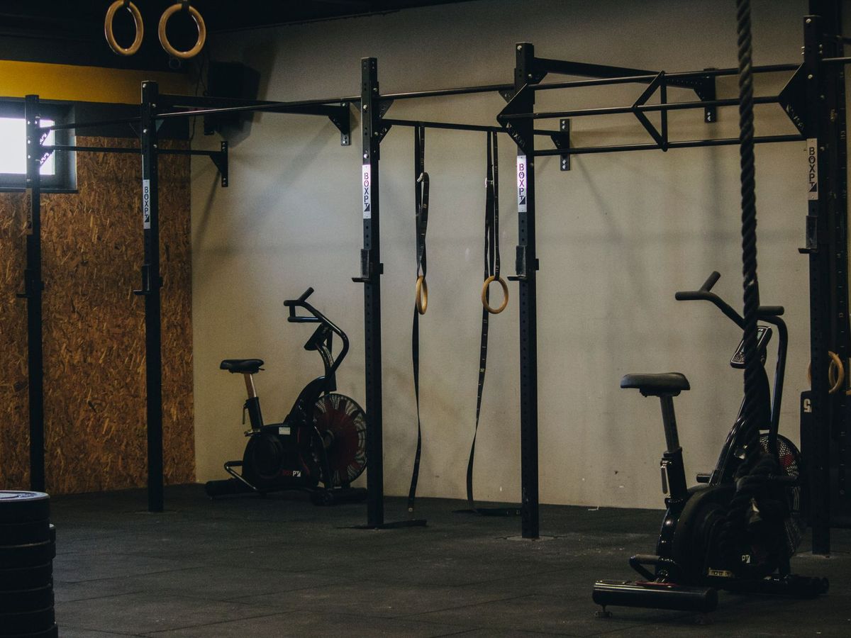 Functional training rig with rings and kettlebells